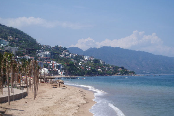 Рекламный самолет рухнул в море у пляжа Копакабана в Рио-де-Жанейро | В Рио-де-Жанейро рекламный самолет упал у пляжа Копакабана