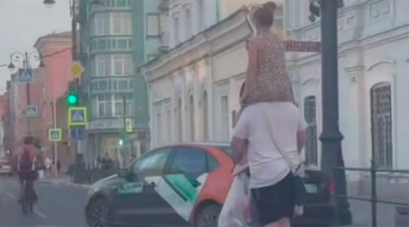 Самарец с ребёнком на шее и пакетами в руках прокатился на электросамокате | В Самаре мужчина устроил экстремальную поездку на самокате с ребёнком на шее