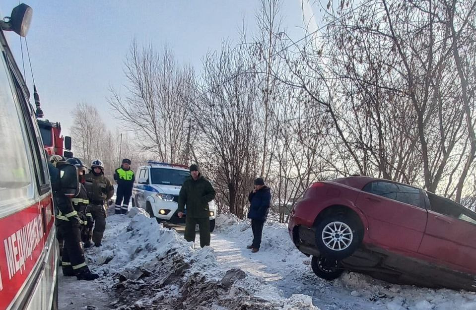 "Выпивший": в Кемеровской области водитель перевернулся и сбил беременную с ребенком | В Кемеровской области водитель сбил беременную женщину с ребенком