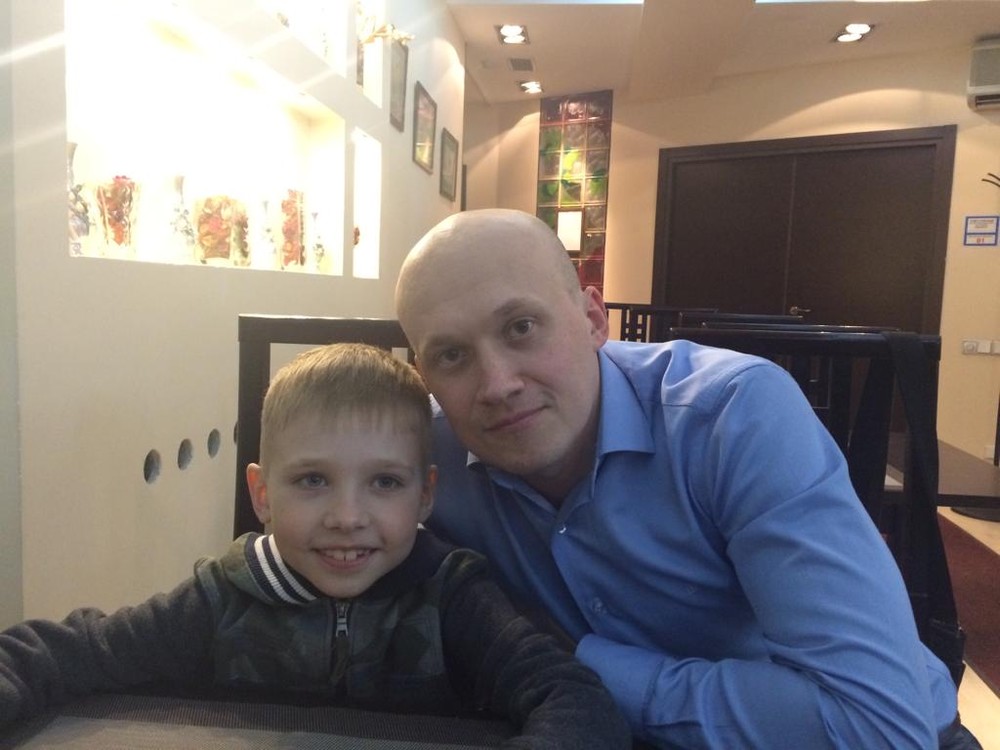 «Везде лазил, а теперь в неотложной хирургии». Отец мальчика, лишившегося ног и руки в ДТП под Рязанью, ищет деньги на реабилитацию сына