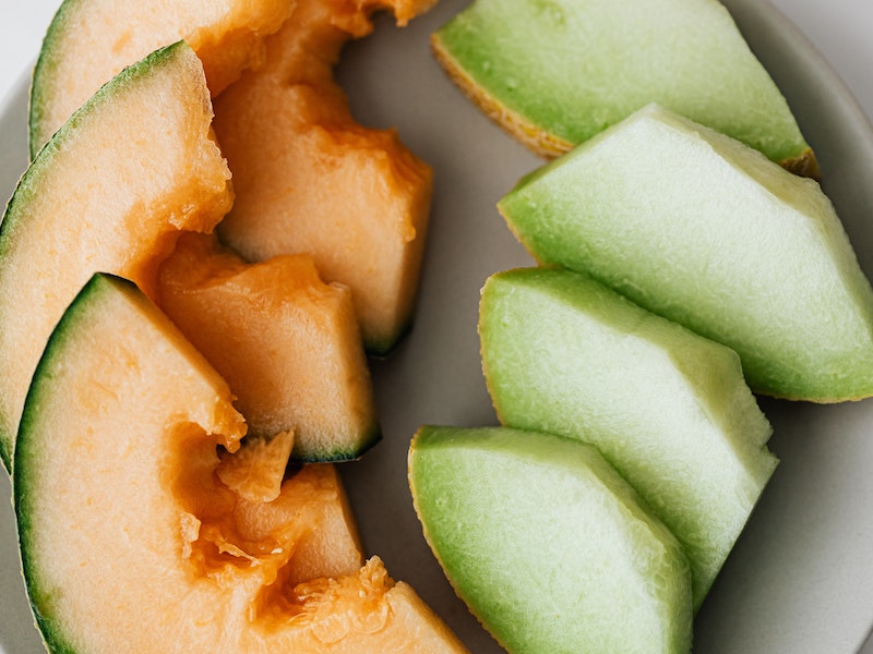 Ни в коем случае не запивать молоком: эксперт — о том, как есть дыню