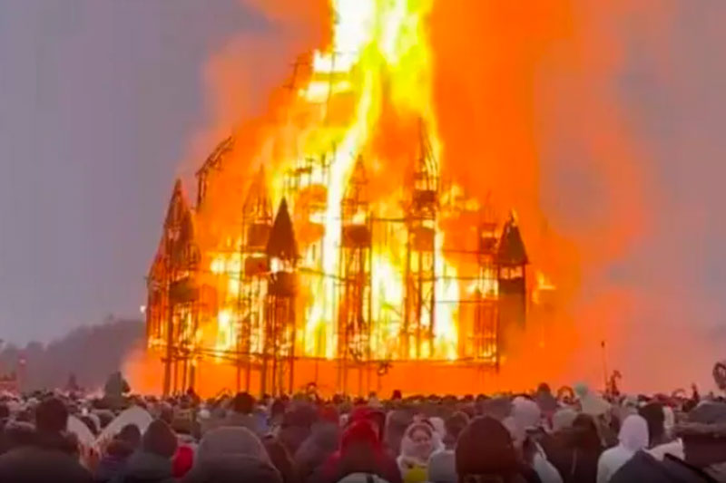 В Сеть выложили подожженную на Масленицу 26-метровую мельницу под Калугой | Огромный замок в Никола-Ленивце сожгли в честь Масленицы 