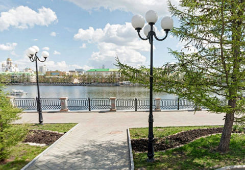 «Чугунные фонари» на набережной пруда в Екатеринбурге оказались пластиковым