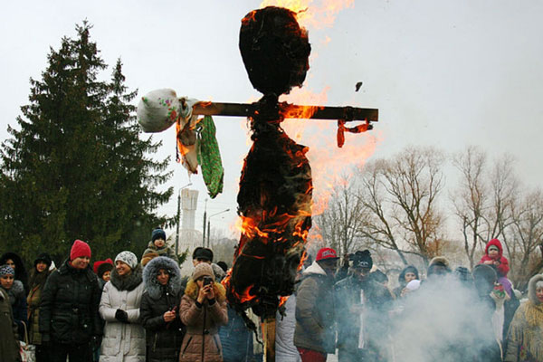 В МЧС рассказали, как безопасно сжечь чучело на Масленицу