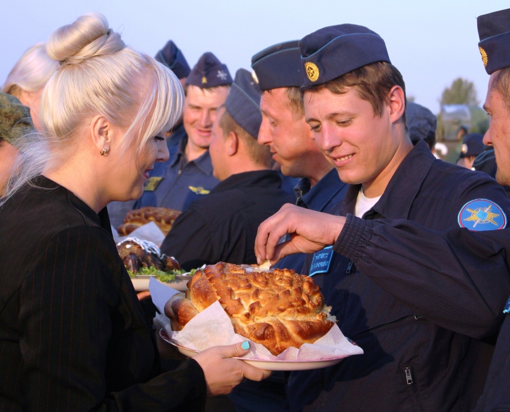 Жареным гусём встретили в Киргизии лётчиков ЦВО, вернувшихся с учений