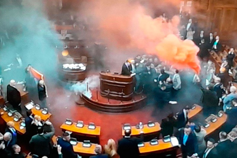 Оппозиция Сербии попыталась сорвать заседание парламента, применив дымовые шашки | В Сербии пострадали три женщины-депутата во время беспорядков в парламенте 
