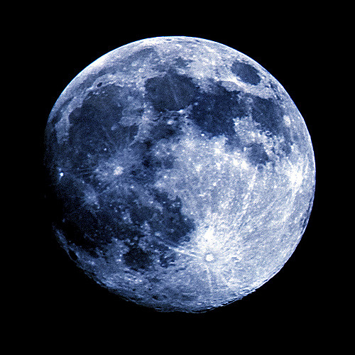 Ученые нашли воду на Луне