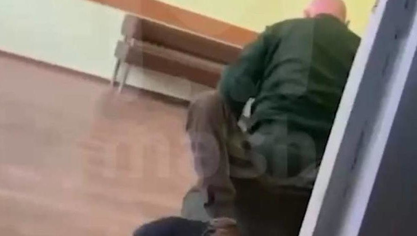 Учителя, избившего восьмиклассника, уволили из московской школы