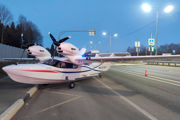 "Летел на юбилей друга". В Вологодской области директор завода посадил самолёт на автомобильную трассу | Директор вологодского завода посадил самолёт на шоссе