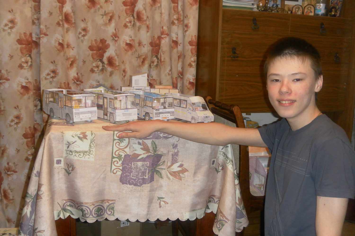 Подросток из города Арамиля устал смотреть на нарушения водителей автобусов и пришел жаловаться к министру транспорта