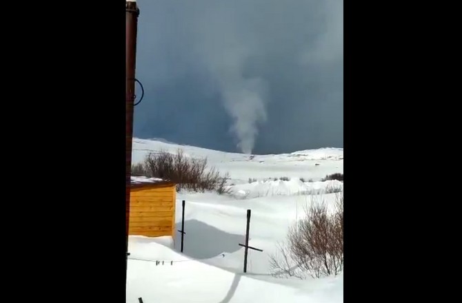 Туристы засняли снежный торнадо в Териберке