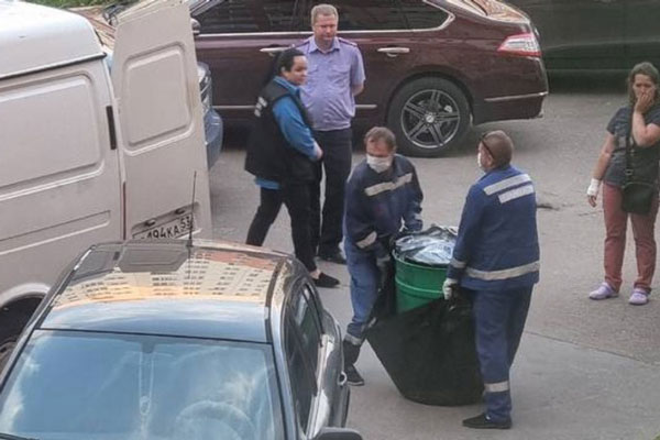 Новгородская полиция нашла труп девушки в бочке на балконе