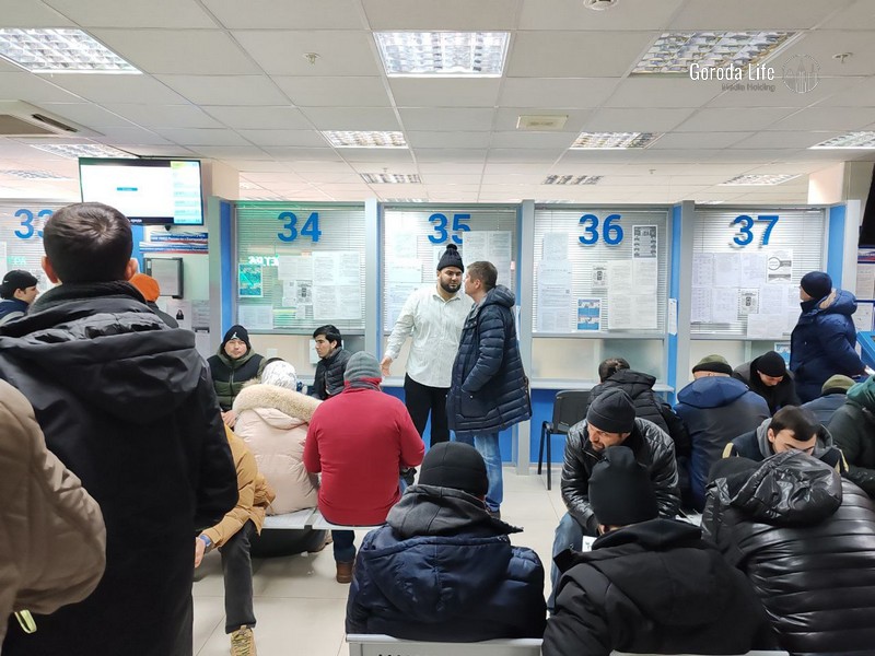 Сотрудников Госинститута русского языка задержали за выдачу документов мигрантам | Несколько человек задержали в Москве за незаконную выдачу документов мигрантам