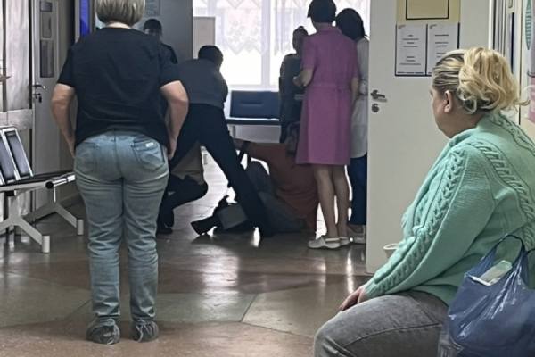 Конфликт в женской консультации Новосибирска: две женщины подрались из-за очереди | В Новосибирске в женской консультации произошла драка между пациентками