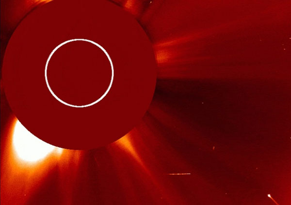 Учёные РАН поделились кадрами, на которых Солнце захватывает и поглощает комету | Появились кадры падения кометы на Солнце