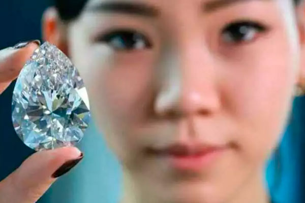 В Женеве выставят на аукцион белый бриллиант размером с мяч для гольфа