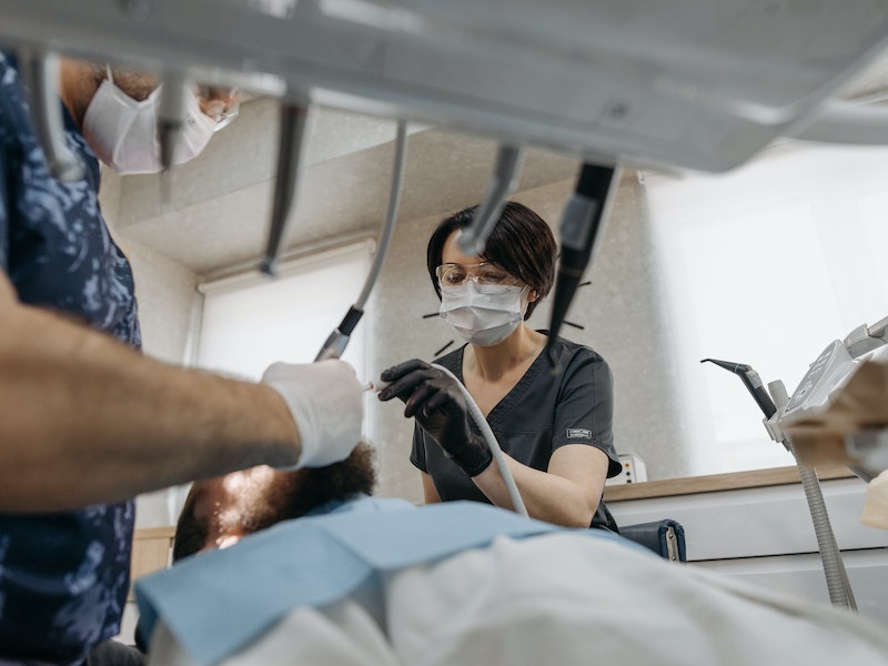 В Госдуме предложили ставить малоимущим россиянам зубные протезы по ОМС | Сергей Миронов призвал бесплатно протезировать зубы малоимущим