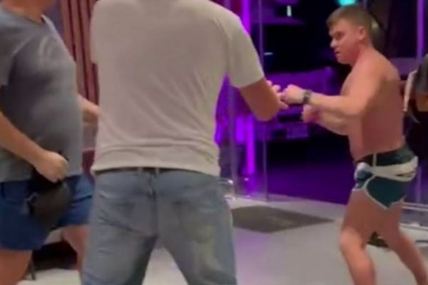 Пьяный сибиряк подрался с туристами и полицией на Пхукете, защищая жену | Пьяный «русский Рэмбо» в плавках избил туристов и полицейского на Пхукете