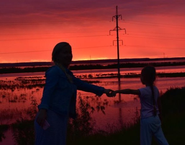 Потрясающий закат в Ханты-Мансийске стал хитом в соцсетях. ФОТО