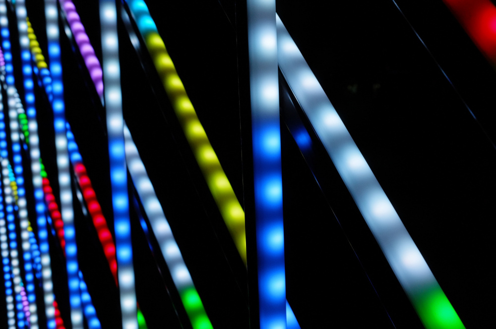 Как безопасно украсить подъезд к Новому году: советы юриста | Новогодние украшения в подъезде: кто и за что может получить штраф