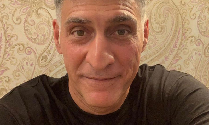 Аплодисментами проводили в последний путь: как в Москве простились с Тиграном Кеосаяном | Режиссёра Кеосаяна в Москве проводили в последний путь аплодисментами