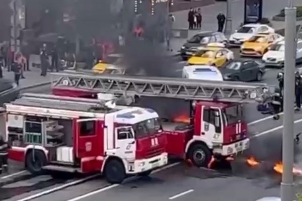 В Москве мотоцикл врезался в пожарную машину и загорелся