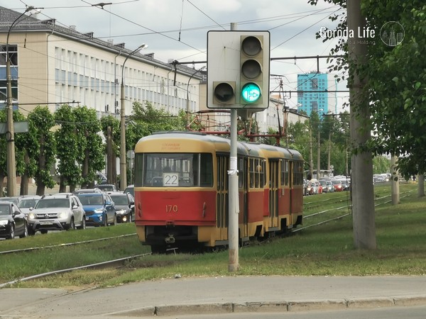 Пьяная жительница Свердловской области в трамвае разбила бутылку об девочку | На Урале пьяная пассажирка трамвая разбила бутылку об голову девочки