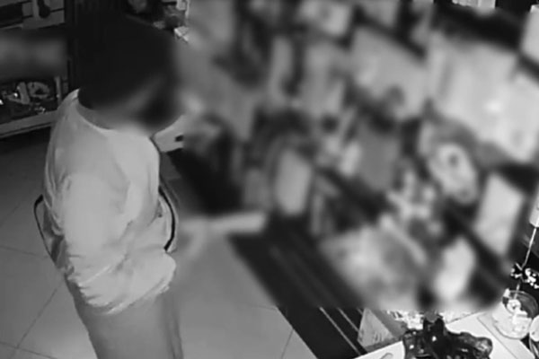 В Голицыне женщина украла из интим-магазина фаллоимитаторы | В Голицыне 34-летняя женщина обокрала секс-шоп