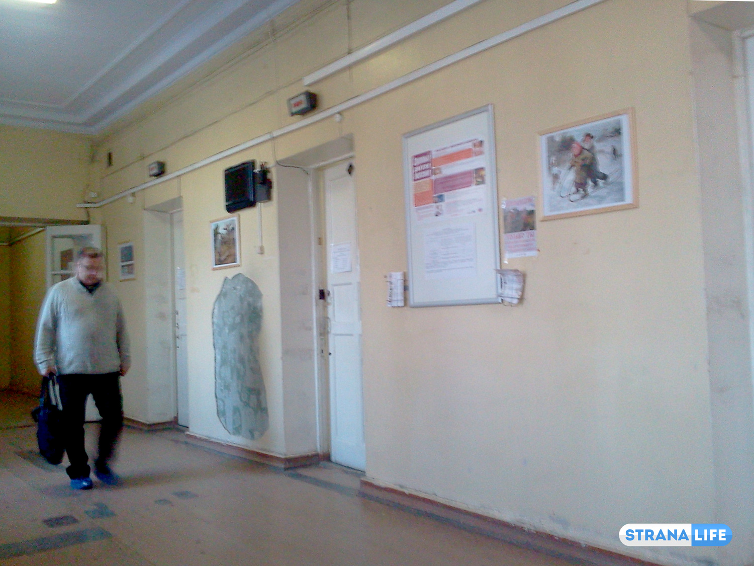 Художества на фоне убожества. В поликлинике Екатеринбурга тянутся к прекрасному, а краска со стен осыпается!