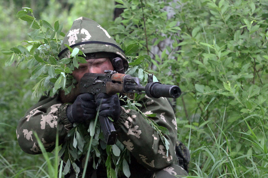 Подразделения спецназа отработали поиск и уничтожение замаскированных командных пунктов и узлов связи на незнакомой местности