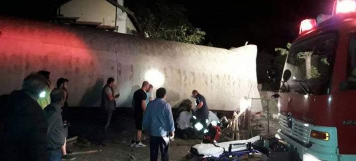 В Греции поезд сошел с рельсов и врезался в жилой дом. Погибли люди