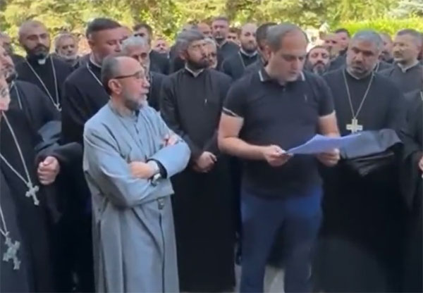 В резиденцию католикоса Армянской апостольской церкви пришли силовики | Силовики в церкви: потасовка с полицией у католикоса в Армении