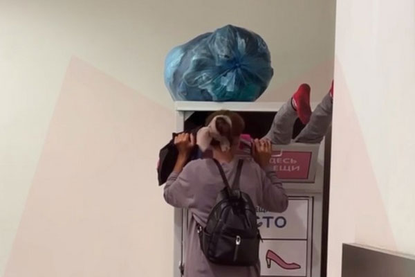 В Москве женщина посадила дочку в ящик собиратора, чтобы доставать сданную одежду