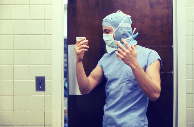 Глава ВОЗ заявил о наступлении очень опасной стадии пандемии