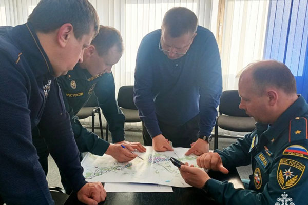 В Орске началась эвакуация населения из-за прорыва дамбы | В Орске из-за паводка прорвало дамбу. Жителей города эвакуируют