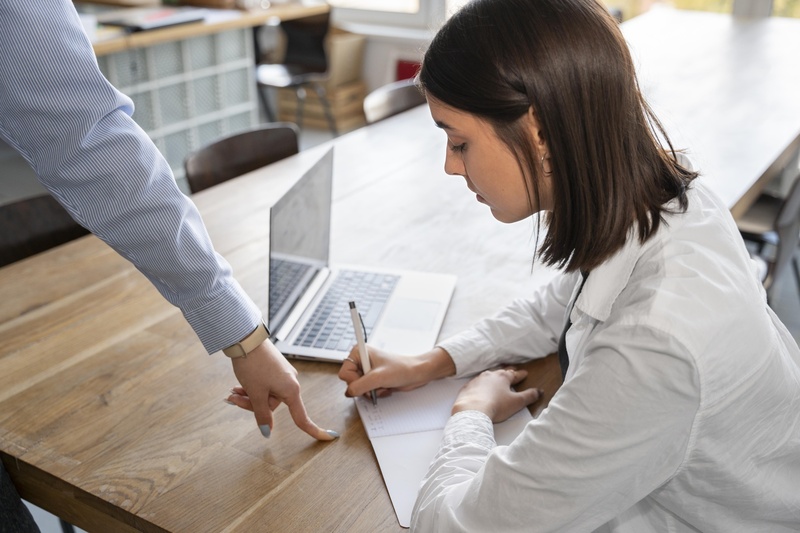 В РФ предложили выплачивать компенсацию за принудительное увольнение | Работодателей хотят обязать платить компенсацию за «вынужденное увольнение»