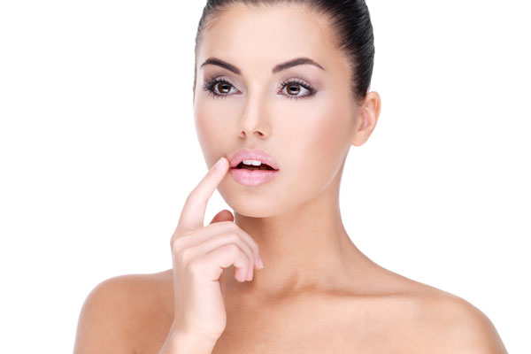 Как защитить кожу губ и рук от сухости и морозов в декабре | Зимний уход: советы дерматологов для мягких губ и рук