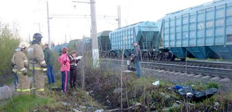 В Карелии под колесами поезда погибла 14-летняя девочка, которая шла по путям в наушниках