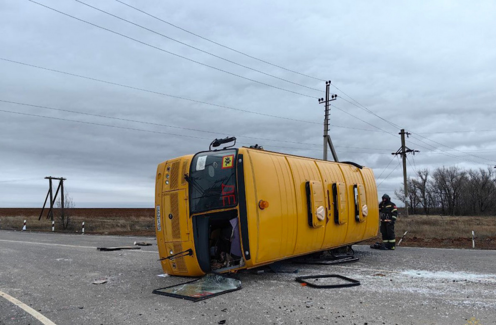 Школьный автобус с детьми перевернулся под Волгоградом | В Волгоградской области произошло ДТП со школьным автобусом