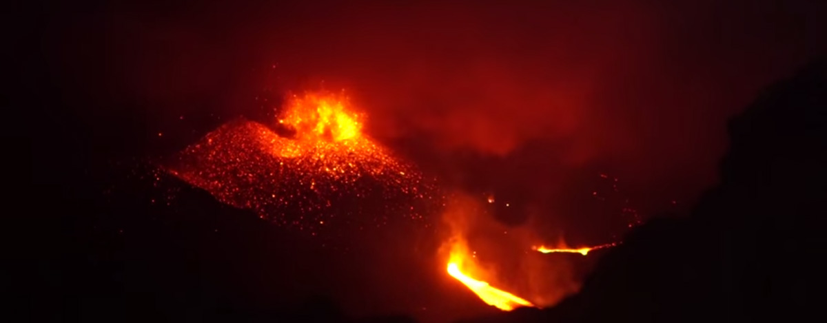 Извержение вулкана в Индонезии порализавало работу аэропорта