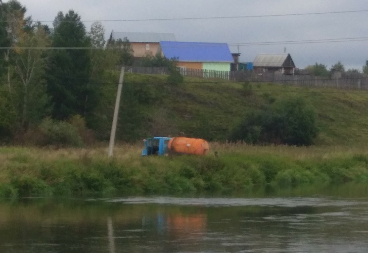На Урале сняли, как машина ассенизатора сливает что-то в воды реки Исеть в центре города!