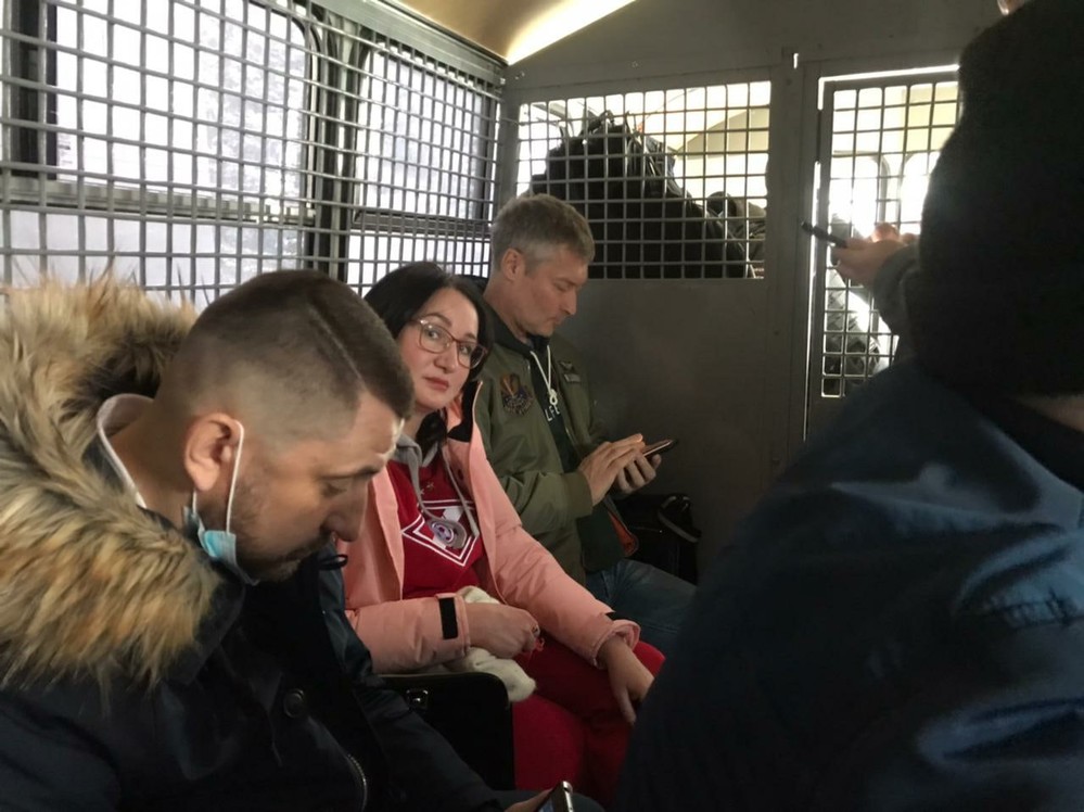 Полиция задержала на форуме в Москве Яшина, Ройзмана и Галямину