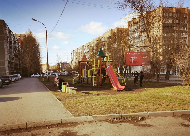 Несмотря на эпидемию и самоизоляцию жители Екатеринбурга гуляют без масок, стоят в плотной очереди за пивом. Ждем всплеска заболевших?