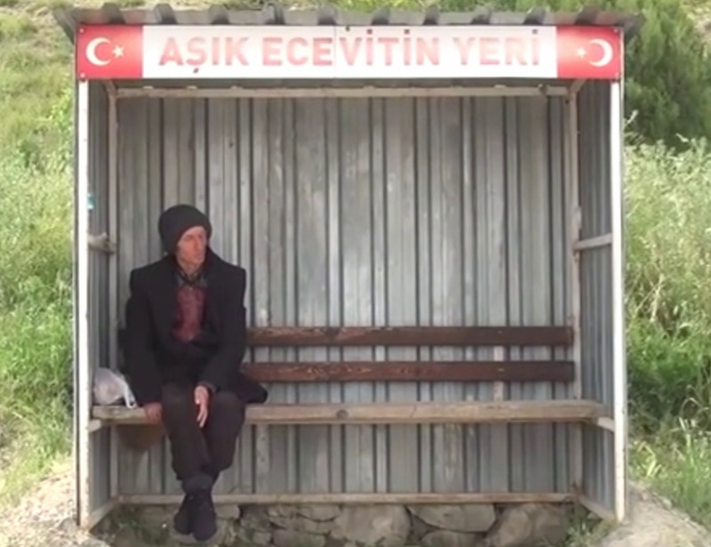 «Человек-Хатико»: турок 24 года ждал возлюбленную на остановке — ему подарили хижину | Турок 24 года ждал свою любовь на остановке, после чего ему подарили хижину-контейнер