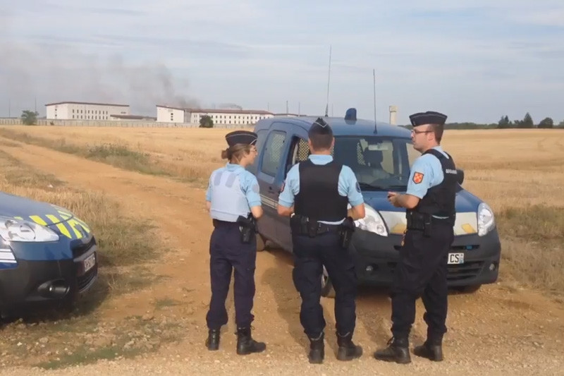 Во Франции заключенные устроили бунт, отобрав ключи у охраны, и подожгли здание колонии