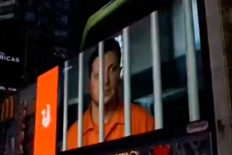 Нарисованные нейросетью ролики с Зеленским в тюрьме появились в Нью-Йорке. Видео | Изображения Зеленского в тюремной форме появились в центре Нью-Йорка