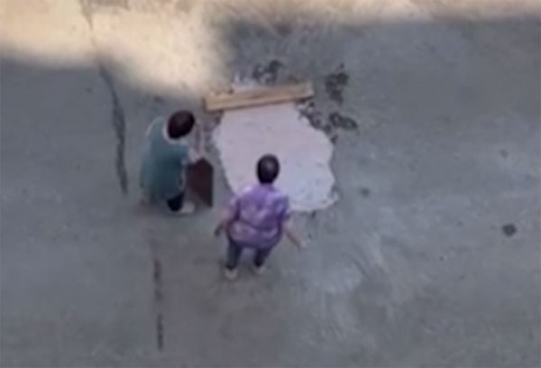 В Комсомольске-на-Амуре засняли, как две пенсионерки вручную починили дорогу | Две пенсионерки своими руками починили дорогу в российском городе