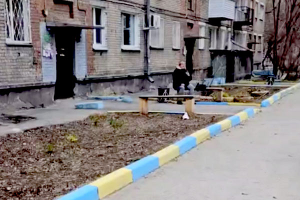 Жертвы пропаганды? Жители Новосибирска пожаловались на бордюр, выкрашенный в цвет флага Украины | Жители Новосибирска пожаловались на жёлто-голубой бордюр во дворе