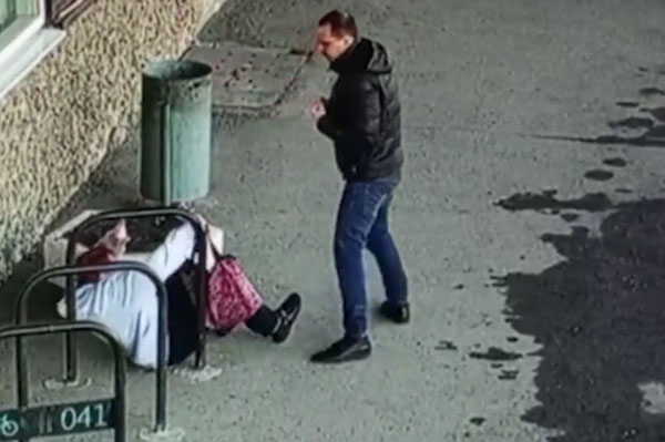 В Челябинске тиктокер избил пенсионерку возле здания администрации