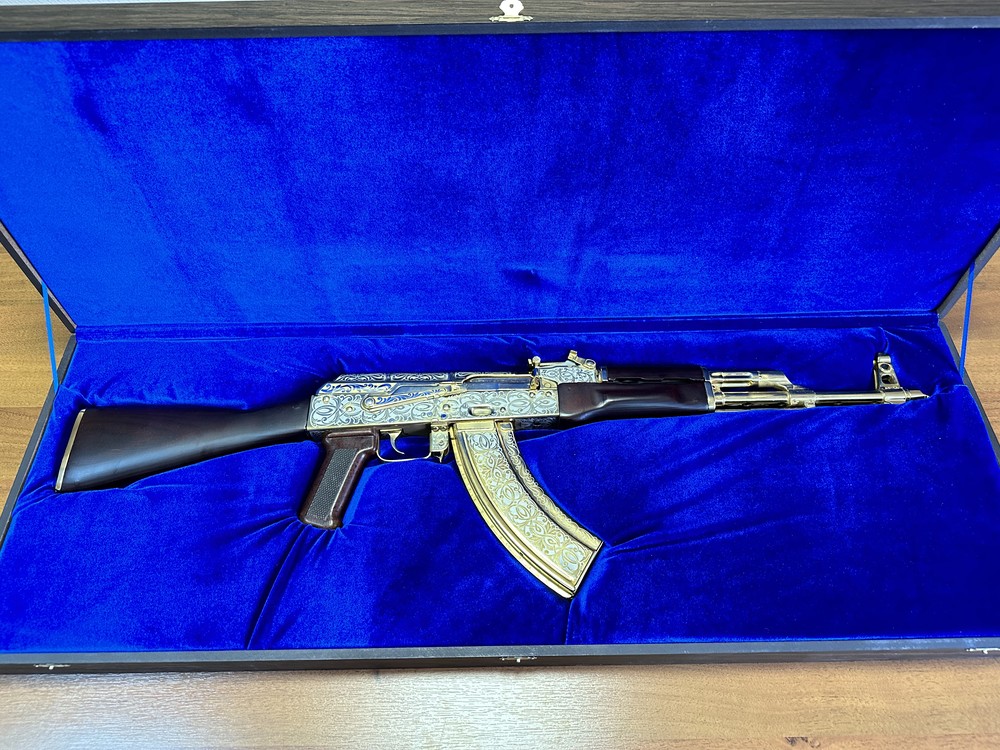 Таможня в Екатеринбурге изъяла у пассажира позолоченный автомат Калашникова